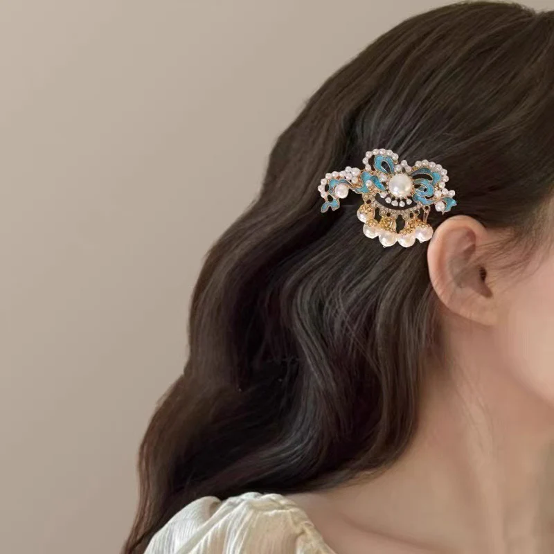 Attention Seeker! Pearl Hair Clip - Image 2