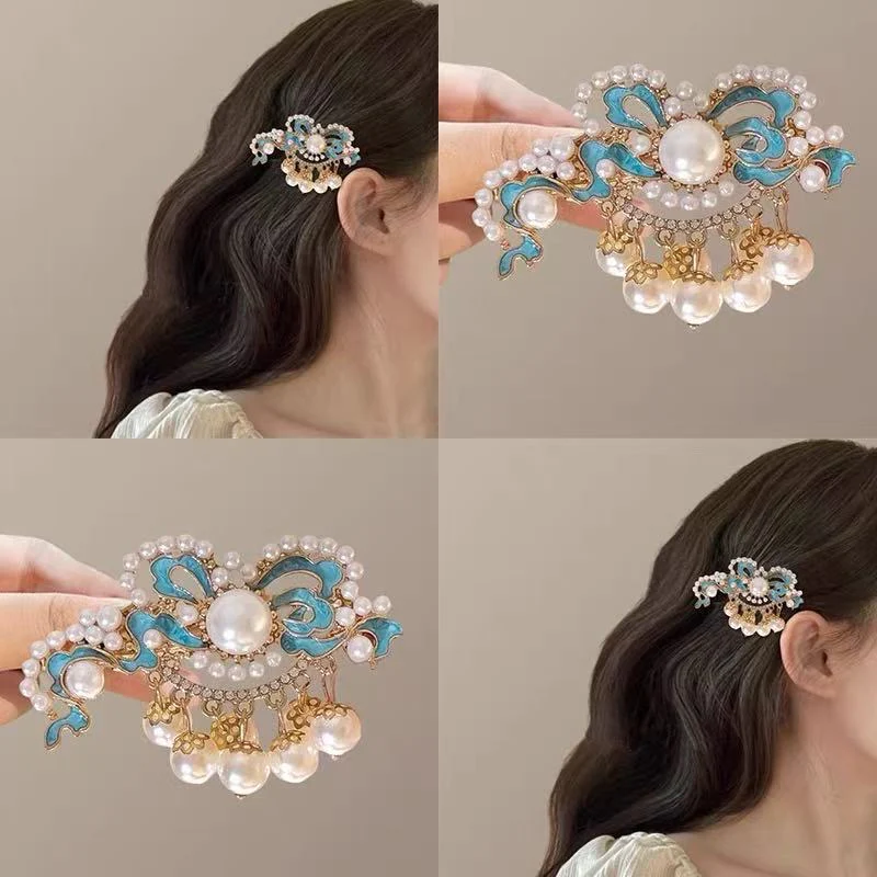 Attention Seeker! Pearl Hair Clip - Image 3