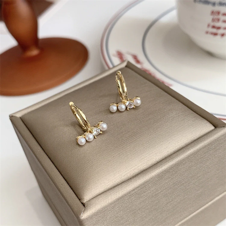 Attention Snatcher Pearl Earrings - Image 2