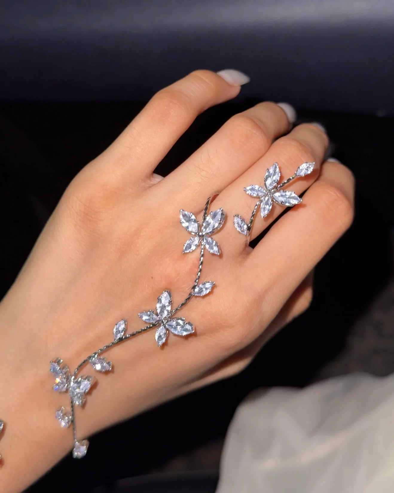 Blossom Glow hand jewellery - Image 5