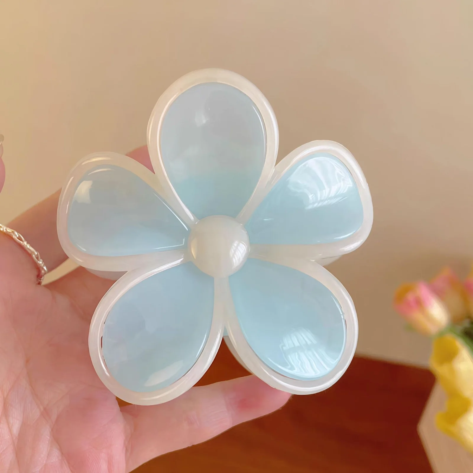 Blue-Dew Contrasting Flower Claw Clip