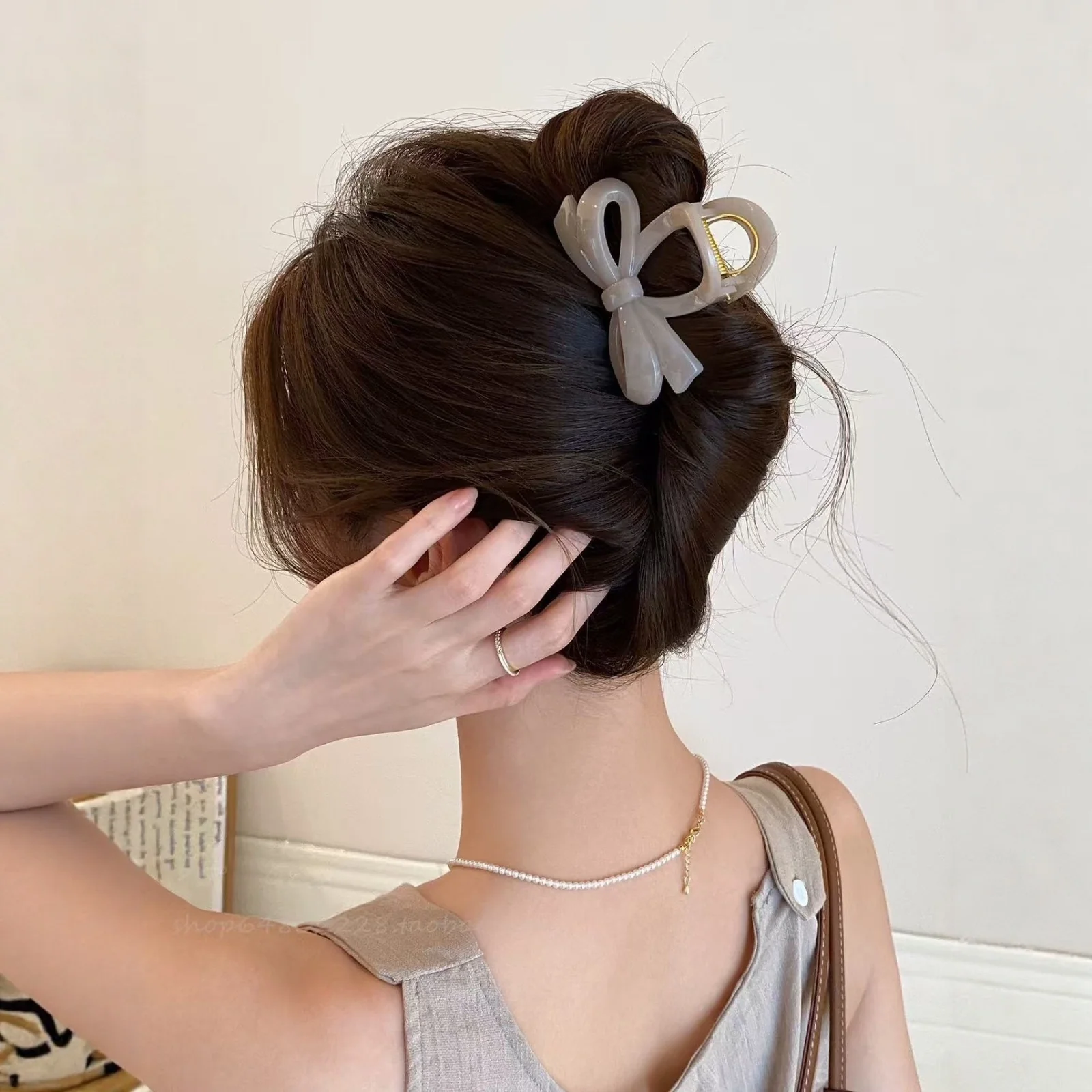 Blushing in Bows Claw Clip - Image 3