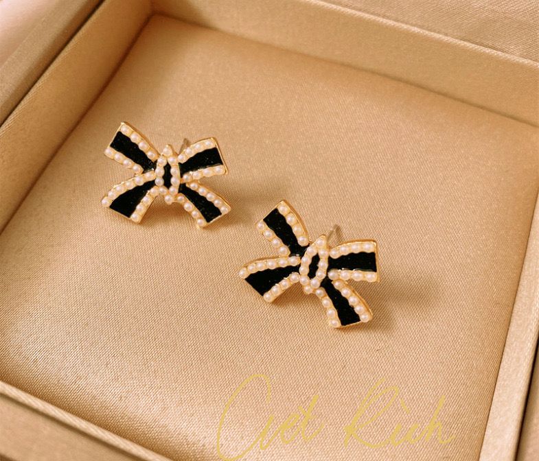 Bow of the Night earrings - Image 3