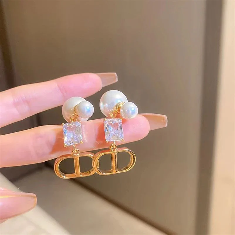 Branded pearl and statement earrings - Image 5