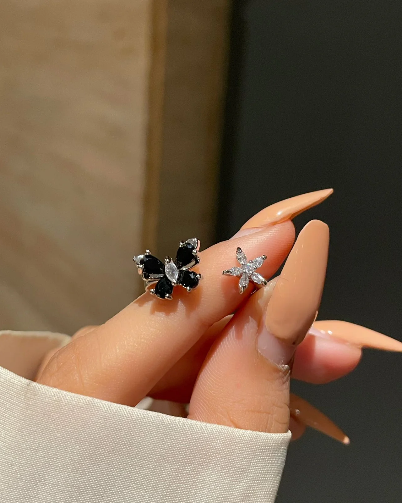 Butterfly Flower Ring- black - Image 2