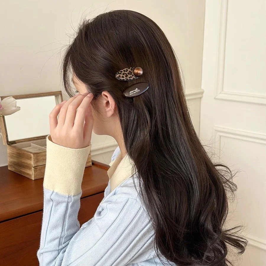 Cheetah Charm Pearl Hair Clip - Image 2