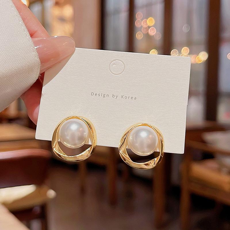 Chic Pearl Statement Earrings - Image 4