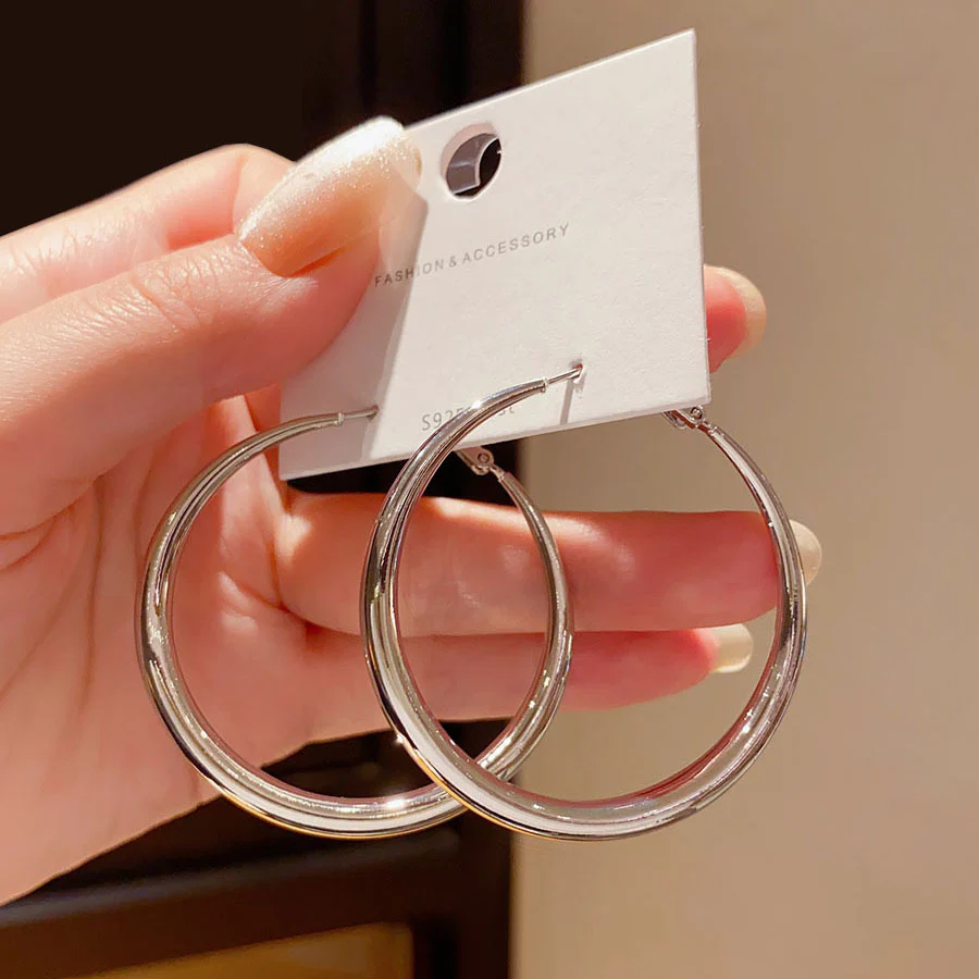 Clean Girl Silver Hoop Earrings - Image 2