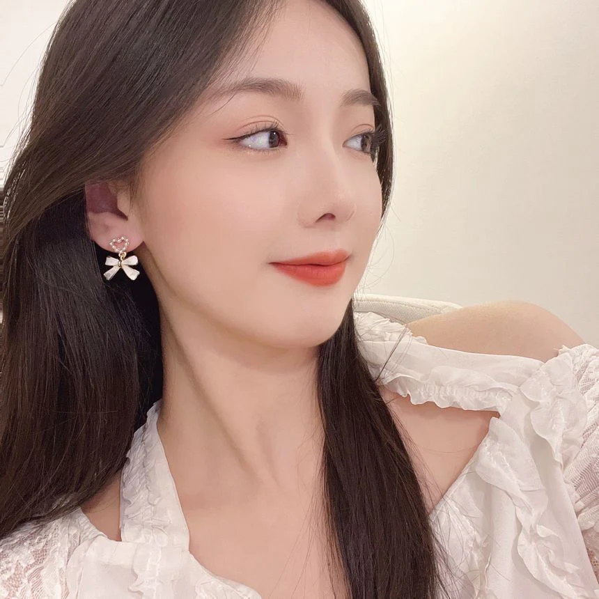 Cute white Bow Earrings - Image 2