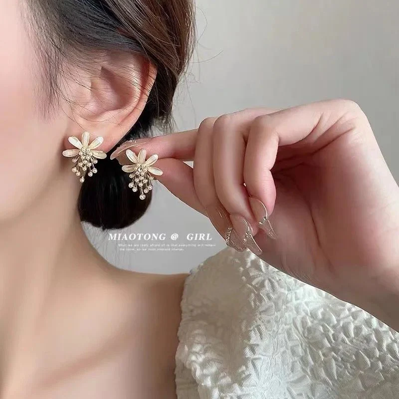 Daisy Pearl Detailed Stud Earrings - Image 2
