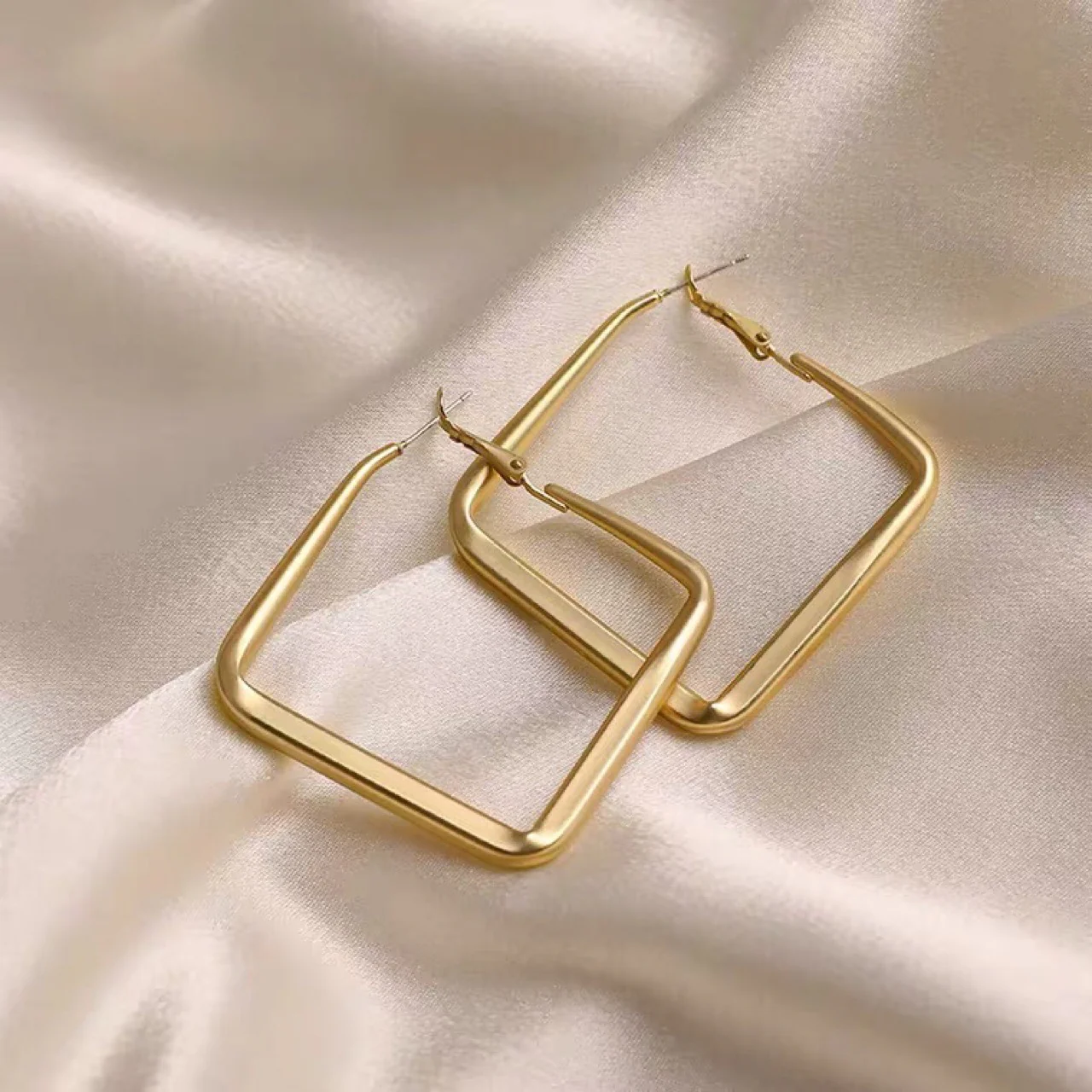 Dazzling Angles! Square Hoop Earrings - Image 2