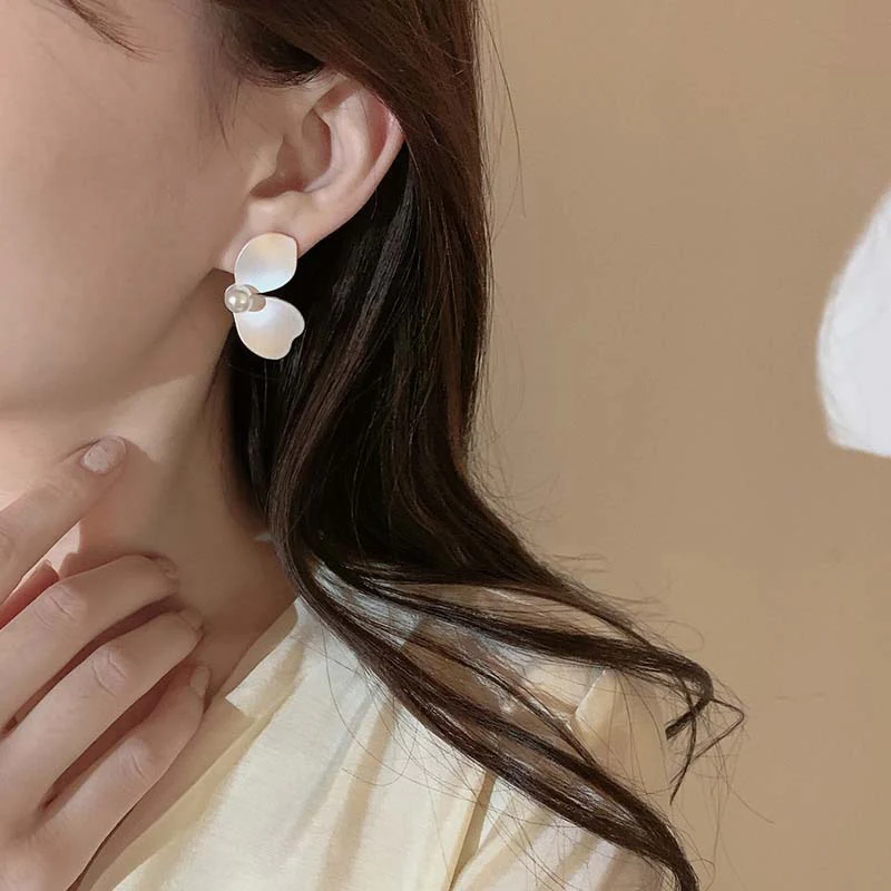 Delicately yours! Pearl Earrings - Image 2