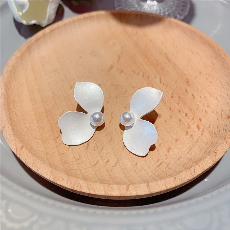 Delicately yours! Pearl Earrings - Image 3
