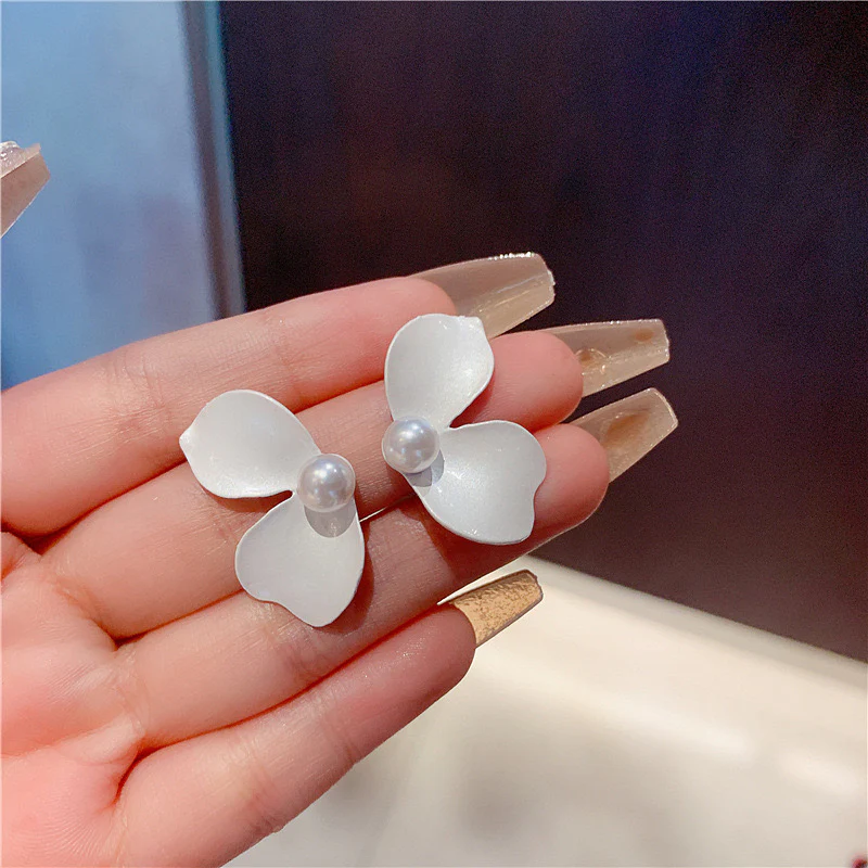 Delicately yours! Pearl Earrings - Image 4