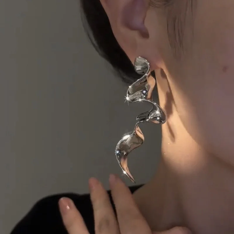 Dramatic Babe! Irregular Statement Earrings - Image 3