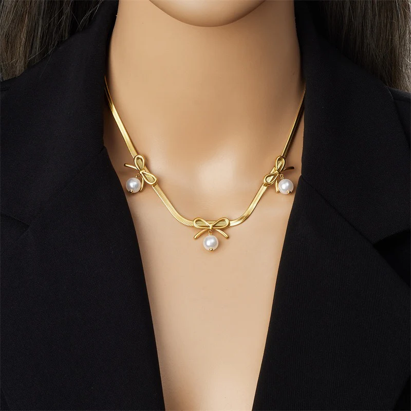 Dramatic Pearl-Bow Necklace - Image 4