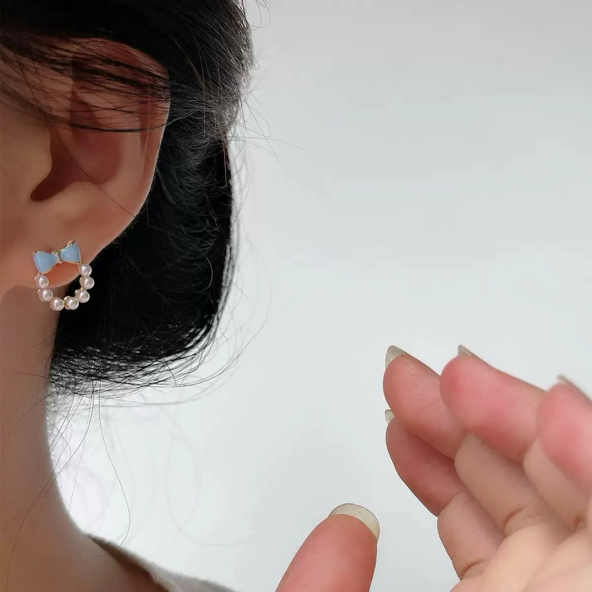 Effortlessly Pearly! Earrings - Image 3