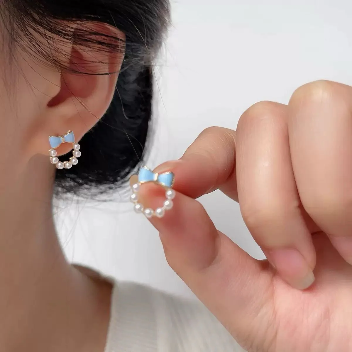 Effortlessly Pearly! Earrings - Image 4