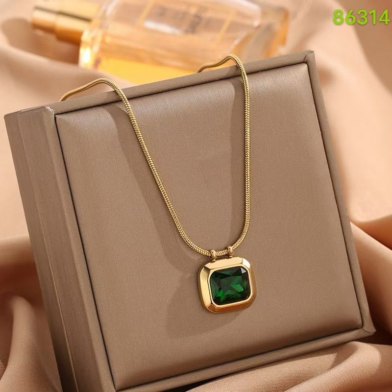 Emerald Luxe Statement Necklace - Image 3