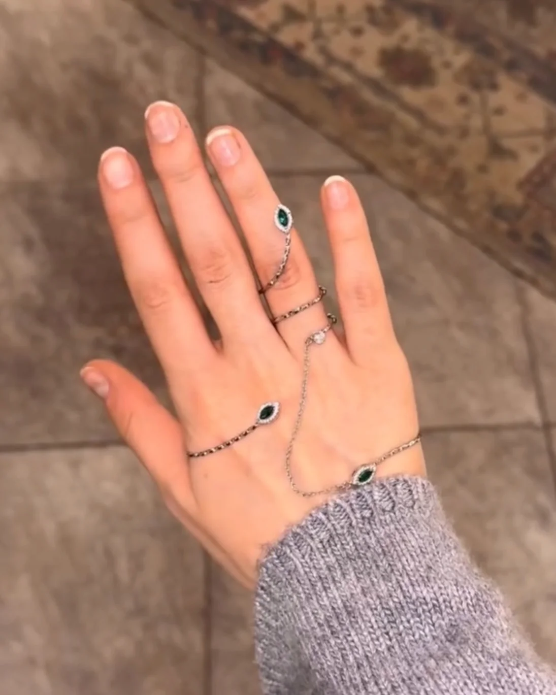 Emerald Show Stopper Hand Jewellery - Image 4