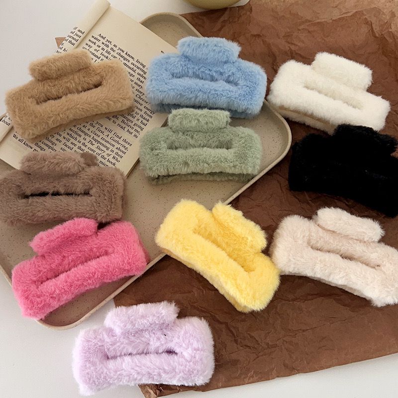 Fur Rectangular Claw Clutcher - Image 3