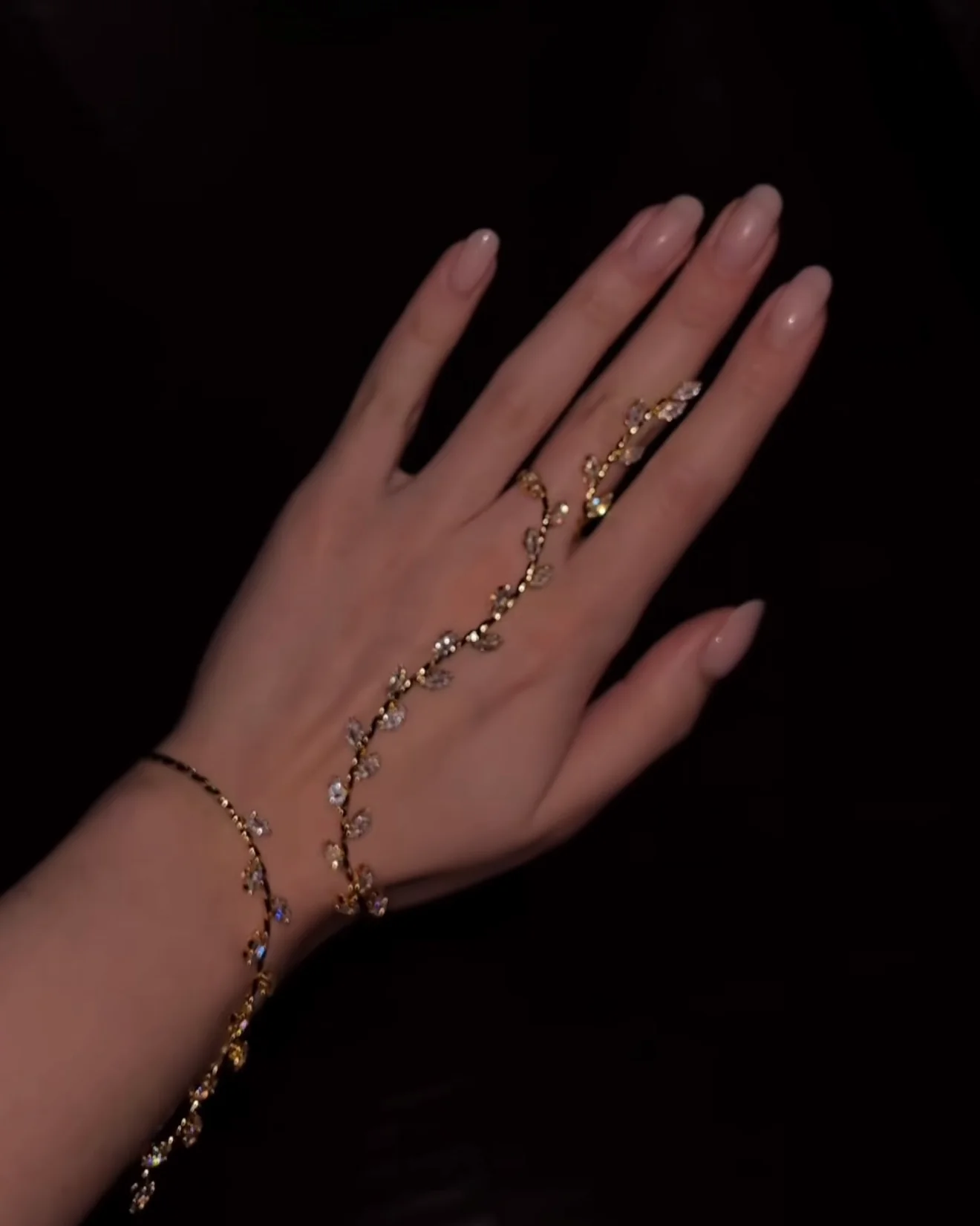 Glimmer Veil Hand Jewelry (golden)