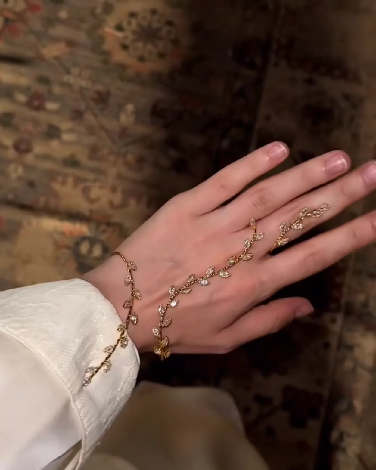 Glimmer Veil Hand Jewelry (golden) - Image 3