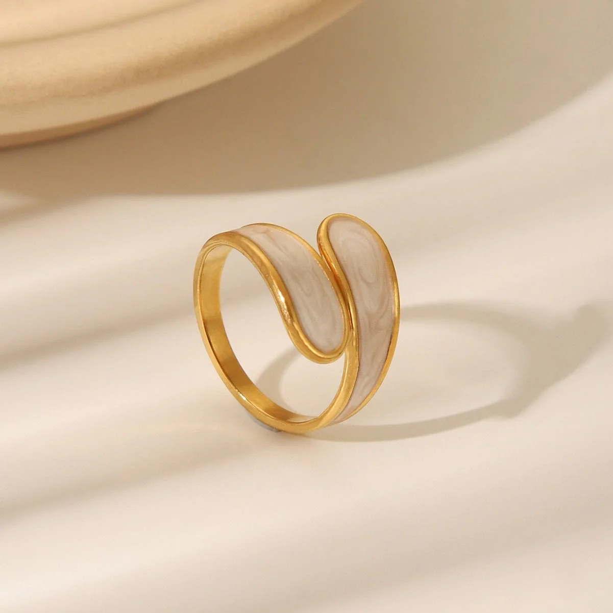 Glossy Swirl Gold Ring