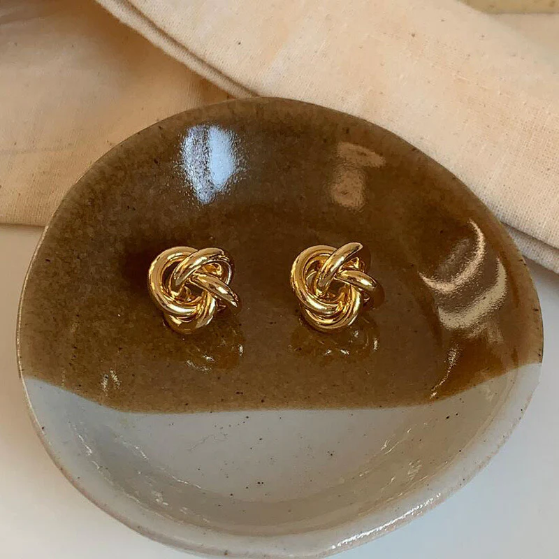 Gold intertwined Earrings - Image 3