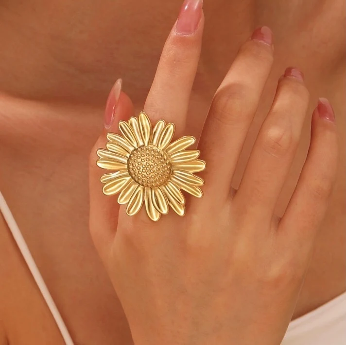 Golden Florentine Ring - Image 4