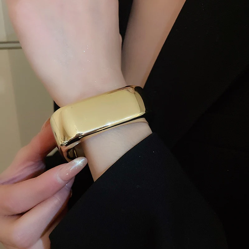 Golden ‘o’ clock! Handcuff - Image 3