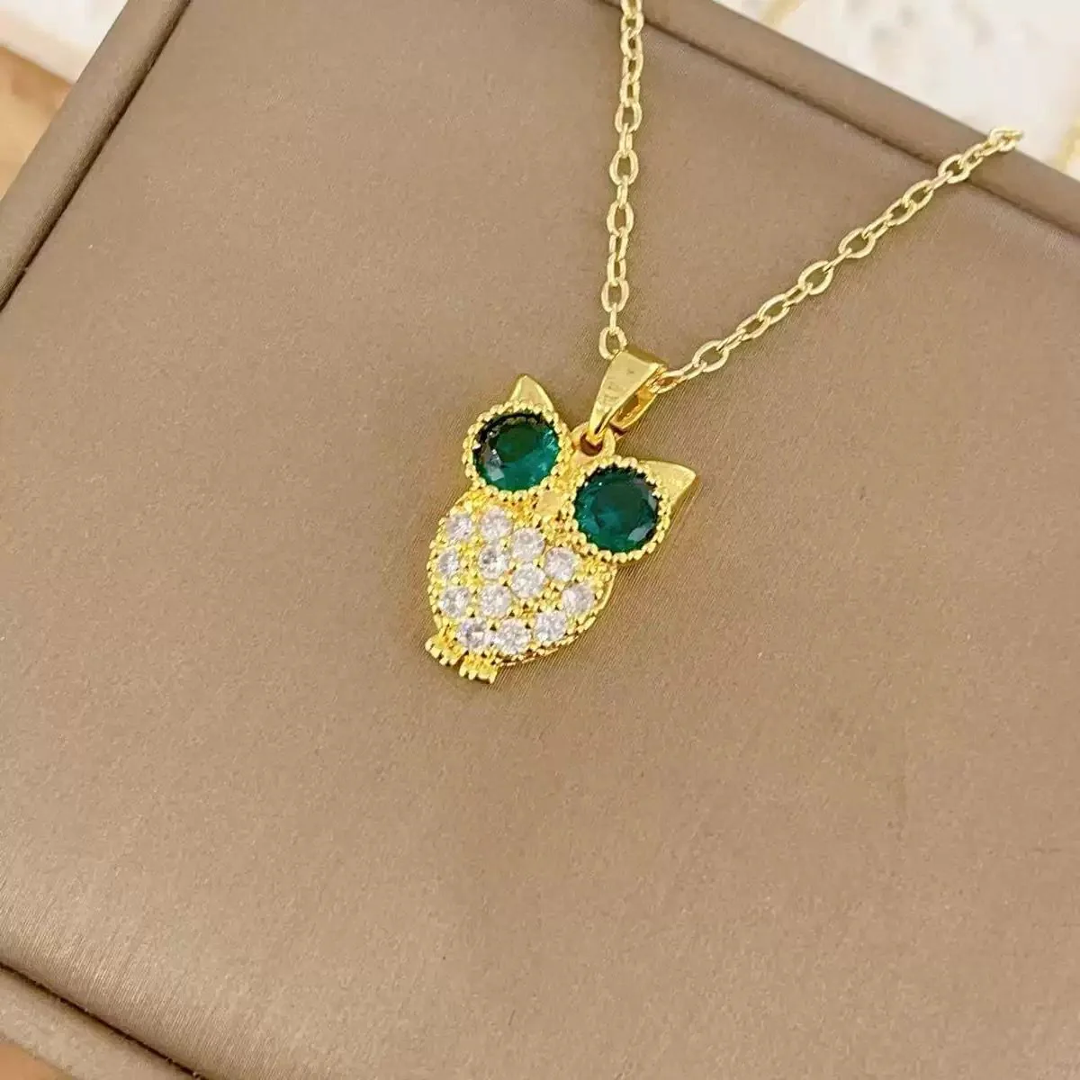 Green-eyed Lumière Necklace - Image 3