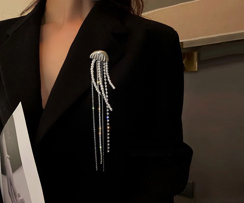 Iconic Abyss Pearl Earrings (1 piece) - Image 4