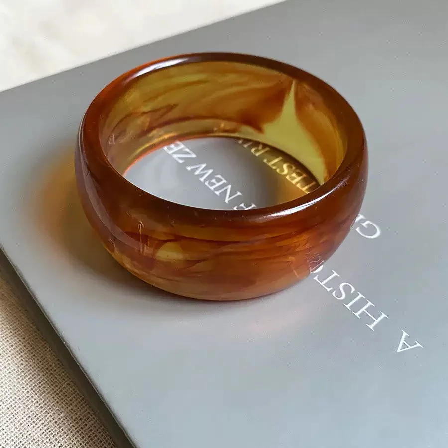 It Girlresing resin bangle
