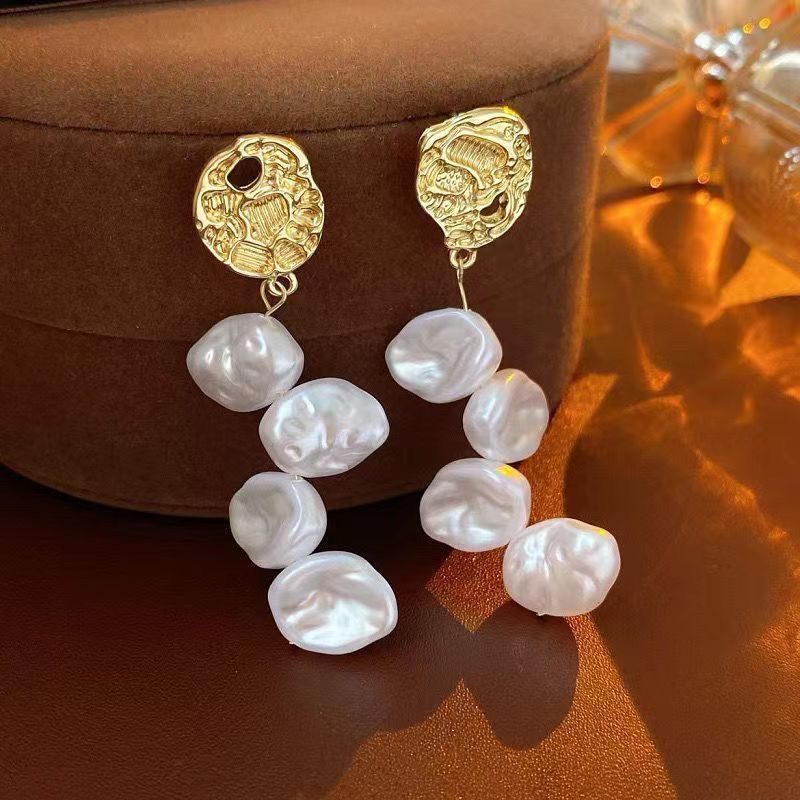 It’s snowing Pearls earring - Image 2