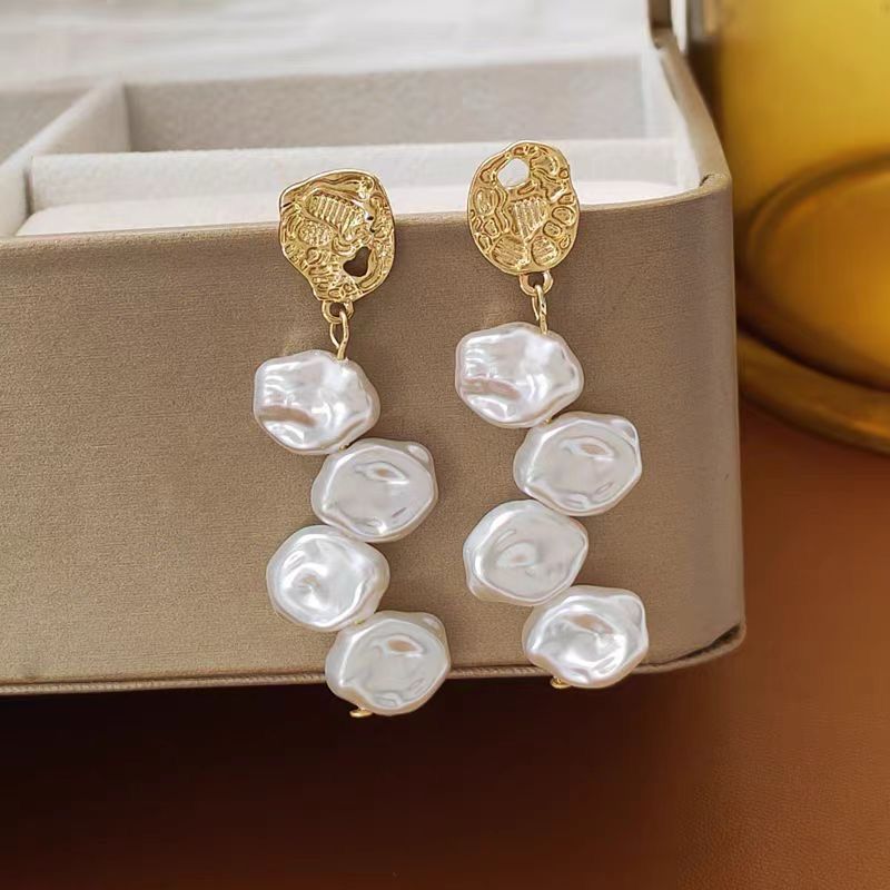 It’s snowing Pearls earring - Image 4