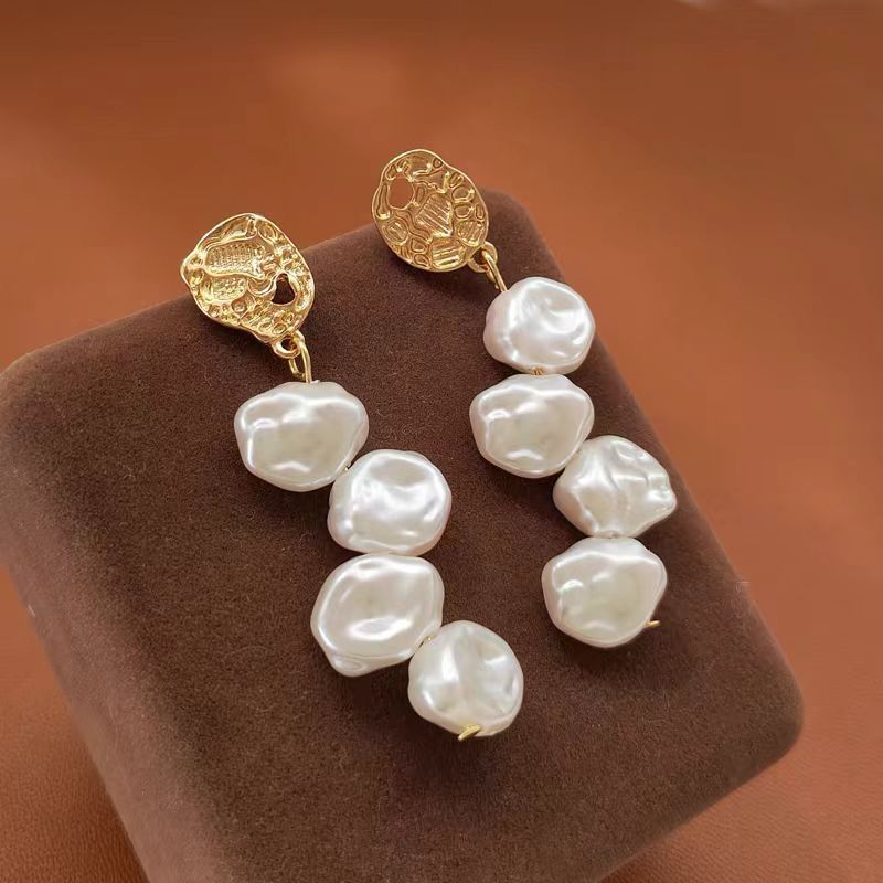 It’s snowing Pearls earring - Image 5