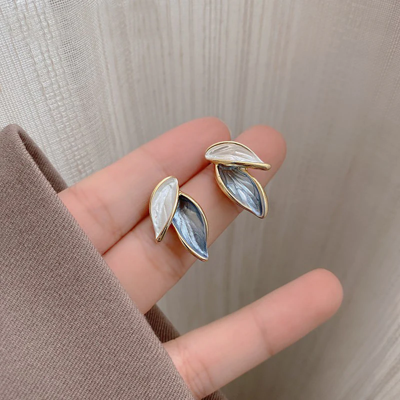 KOREAN LEAF CLASSIC EARRINGS - Image 2