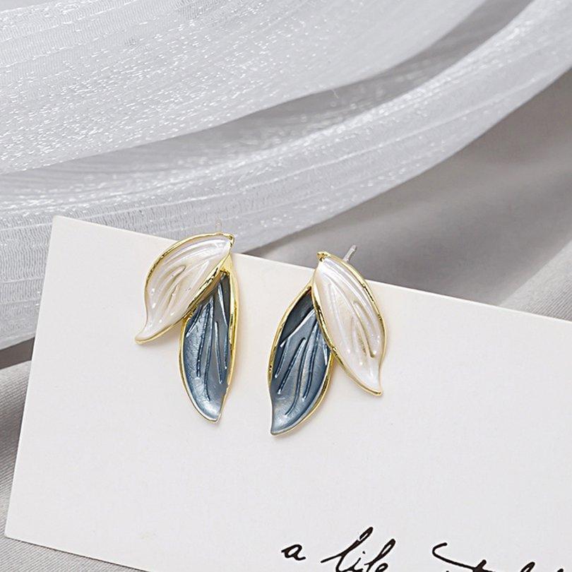 KOREAN LEAF CLASSIC EARRINGS - Image 3