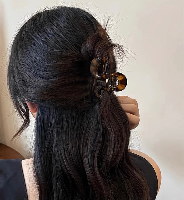 Kylie Jenner Core Leopard Claw Clip - Image 3