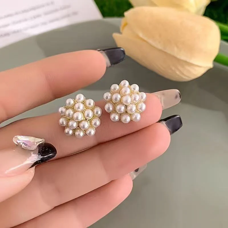 La Vie en Pearl Earrings - Image 2