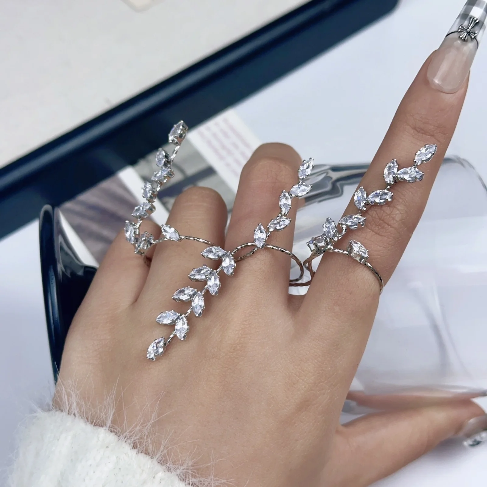 Leafy Luster Luxe Hand Jewellery - Image 10