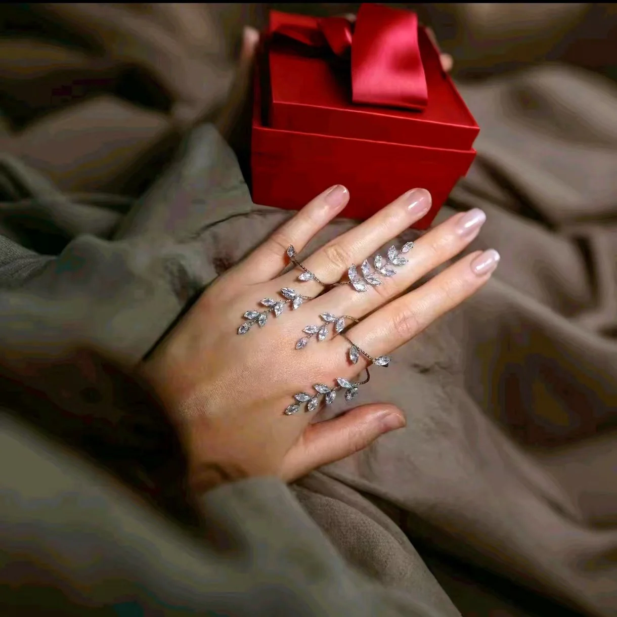 Leafy Luster Luxe Hand Jewellery - Image 14