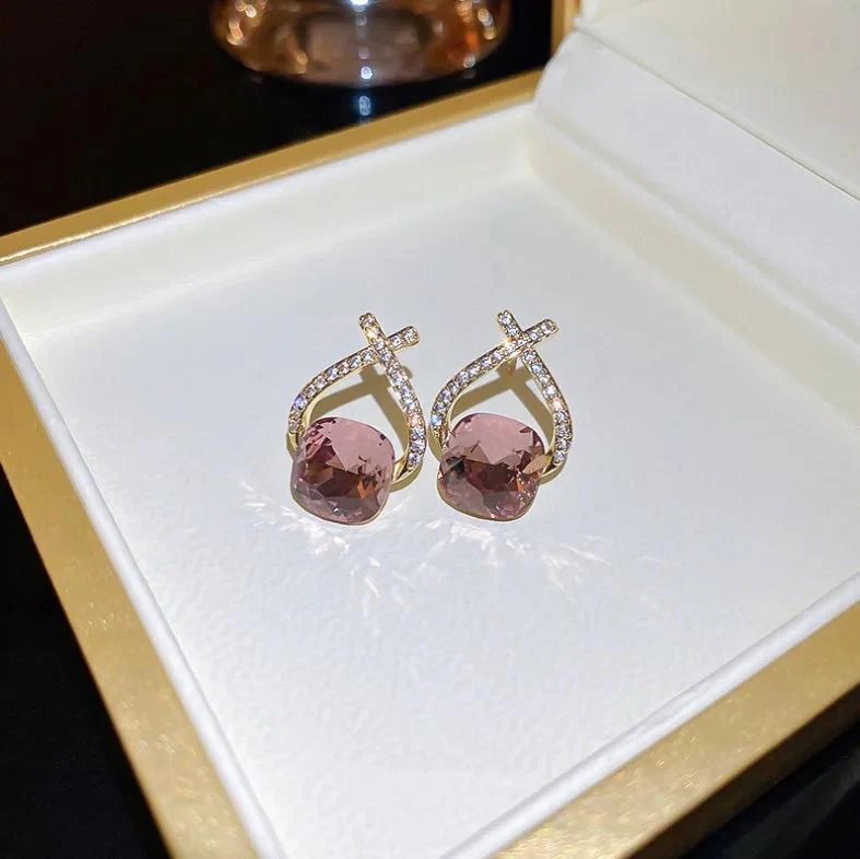 Lily Minimal Earrings - Image 3