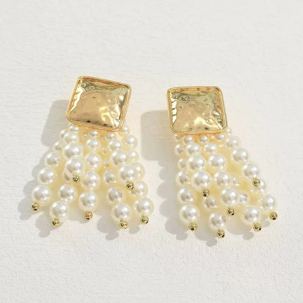 Main-character Pearl Earrings - Image 2