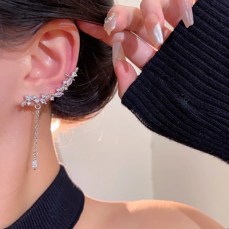Midnight Glimmer Earcuff - Image 3