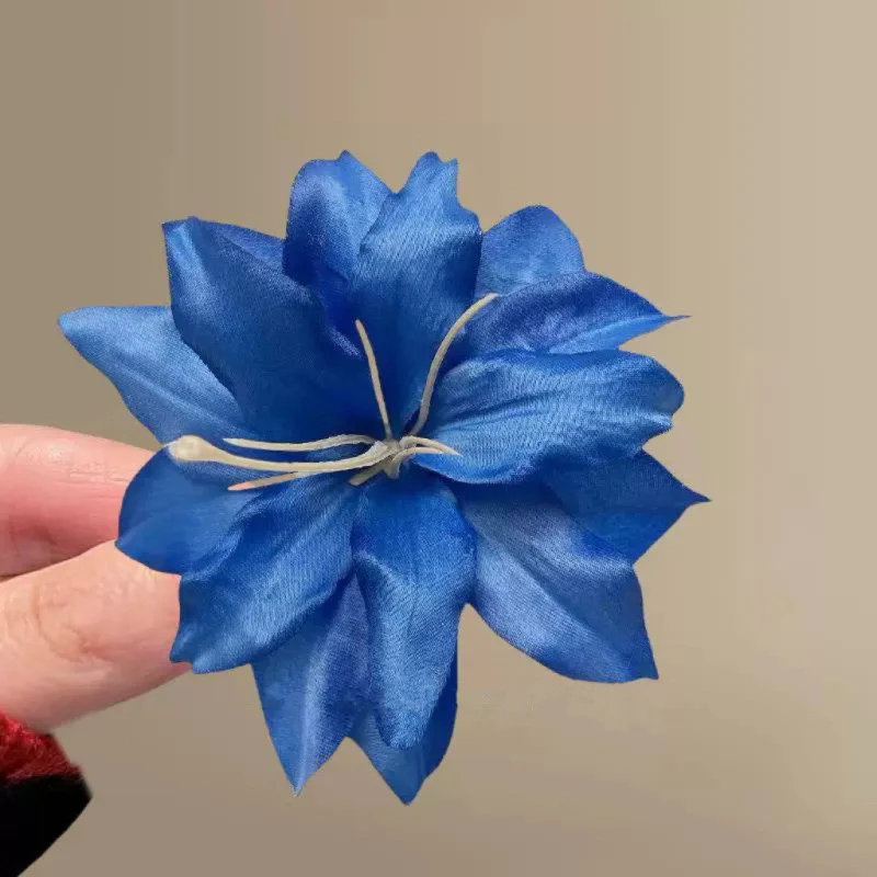 Midnight Lily Hair Clip - Image 2