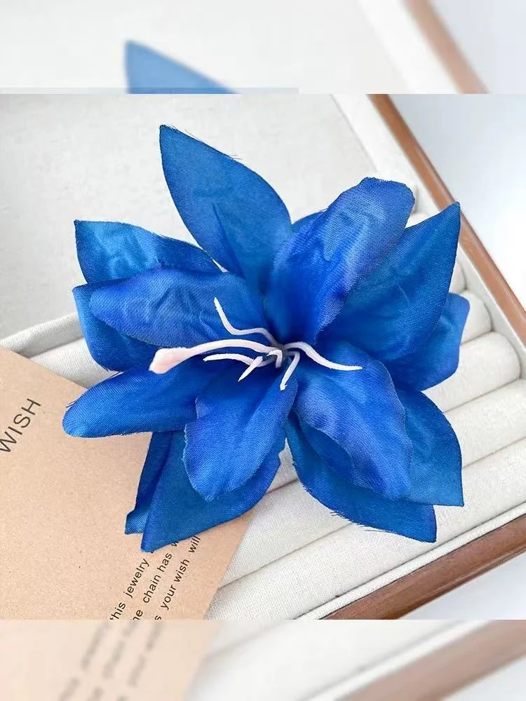 Midnight Lily Hair Clip - Image 3