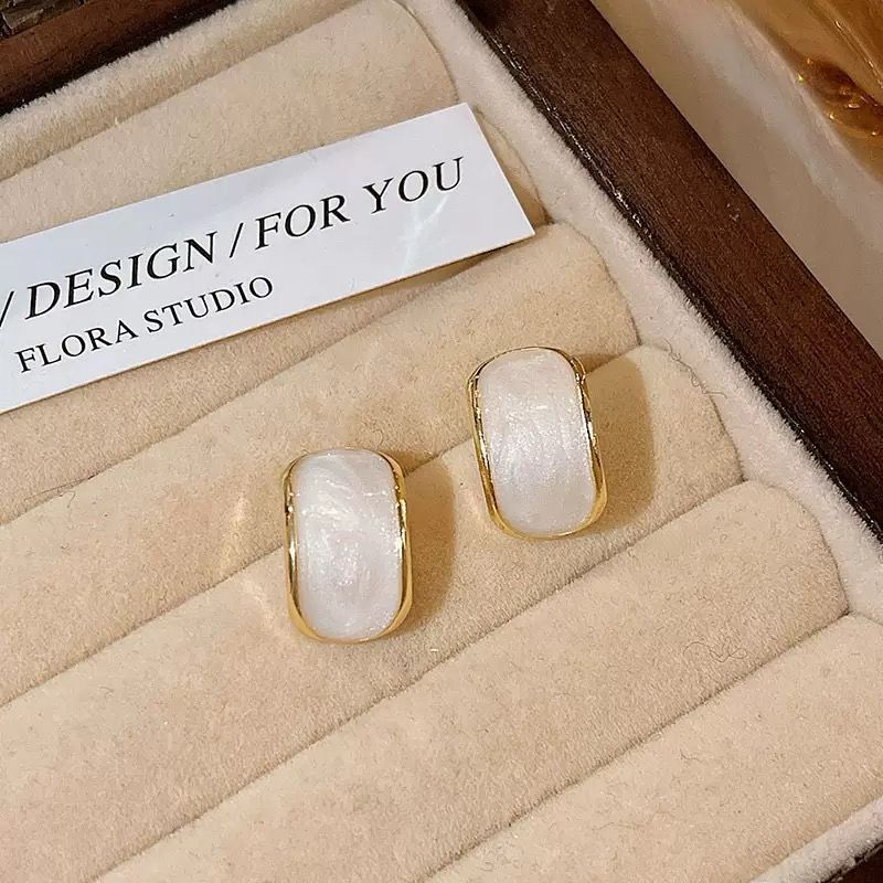 Minimal Drama Earring - Image 2