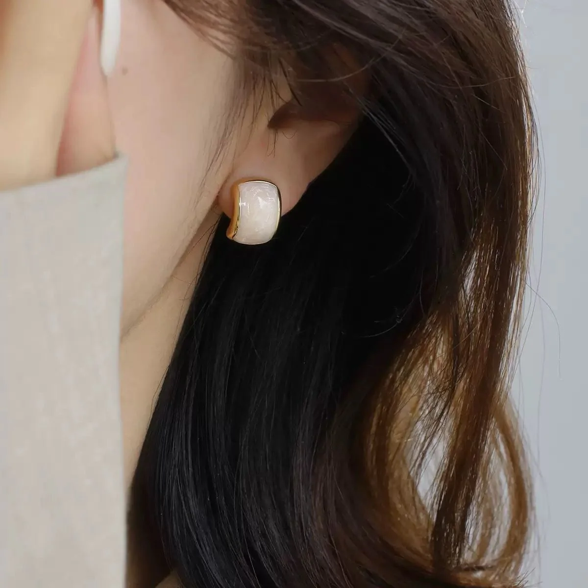 Minimal Drama Earring - Image 3